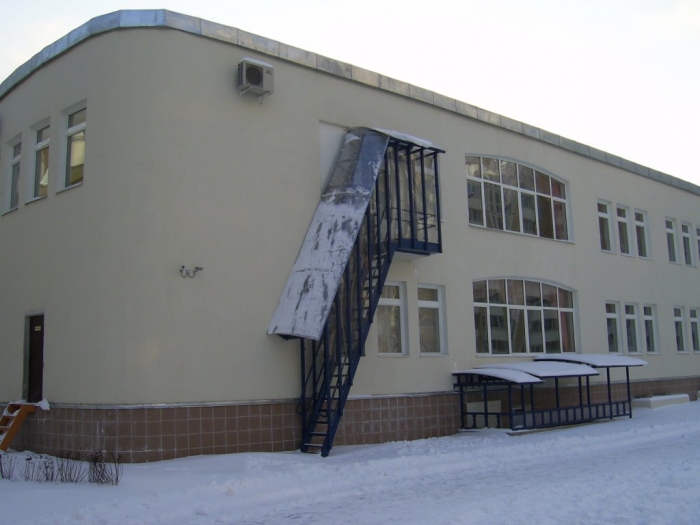 Эвакуационные лестницы школы с поликарбонатом