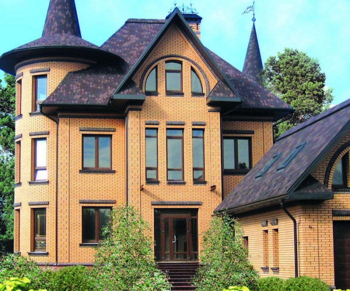 Фасад дома из кирпича соломенного цвета с коричневыми вставками производства «ОСМиБТ» Старый Оскол