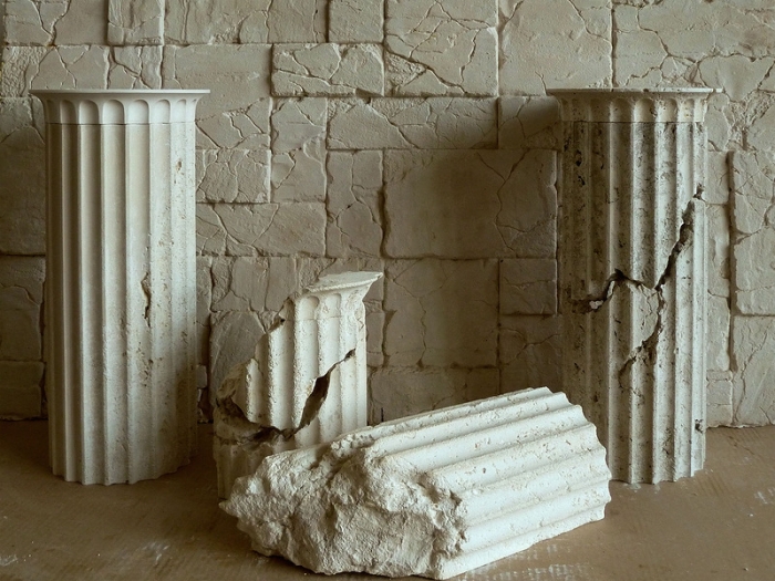 Состаренные античные колонны для наружного (бетон) и внутреннего (гипс) применения. Дизайн - Zikam Stone. Колонные обычно полые внутри для снижения веса, но колонные могут быть и цельными.