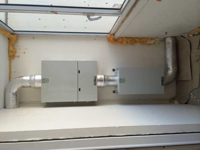 Приточная вентиляционная установка с системой фотокаталитический очистки воздуха смонтированная в квартире панельного дома на балконе.
