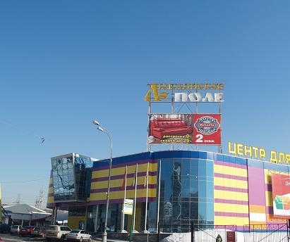 Вид на въезд в торговый комплекс со стороны Тихорецкого бульвара