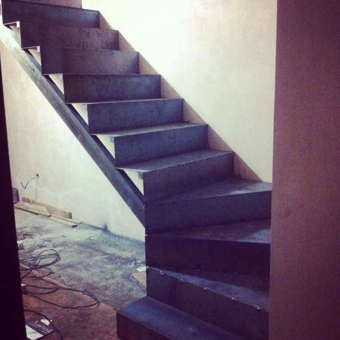 г-образная лестница с забежными ступенями.