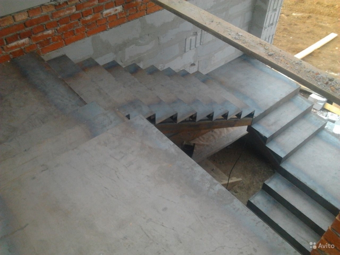 П-образная лестница с 3 площадками.
