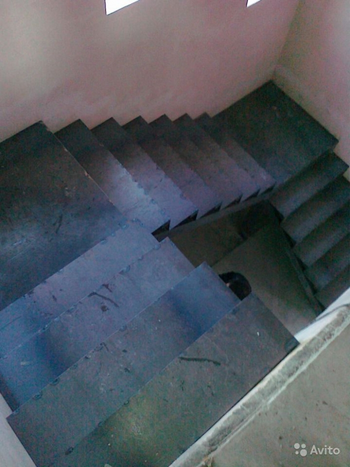 П-образная лестница с 2 площадками.