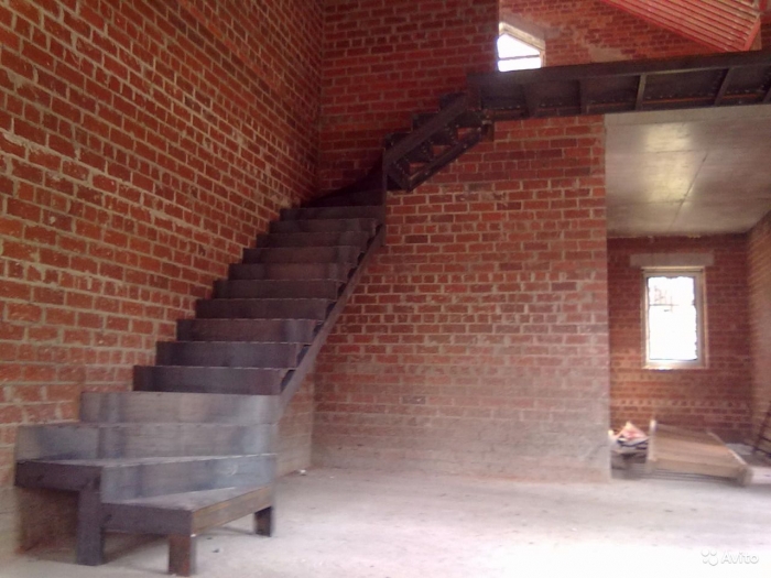 П-образная лестница с забежными ступенями.
