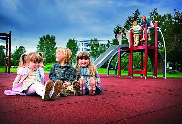 Детская площадка выложена плиткой из резиновой крошки