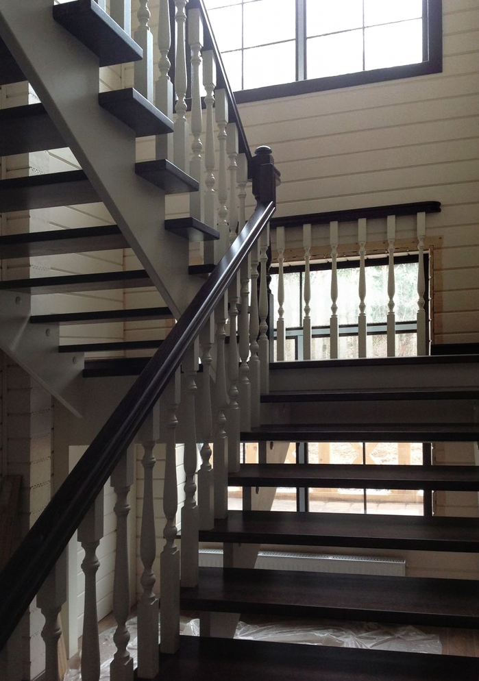 Лестницы деревянные на металлокаркасе и на тетиве – комплектация, монтаж, покраска.
