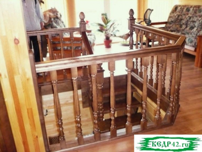 В деревянном доме лестница из массива древесины - самое органичное решение.