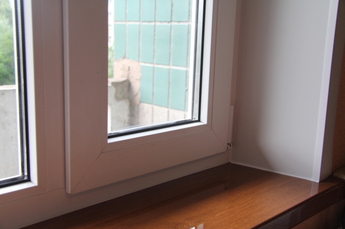 Классическое (кухонное) пластиковое окно в панельном доме с подоконником Crystallit. 
