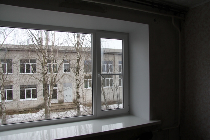 Классическое трехстворчатое пластиковое окно в кирпичном доме с подоконником Crystallit. 