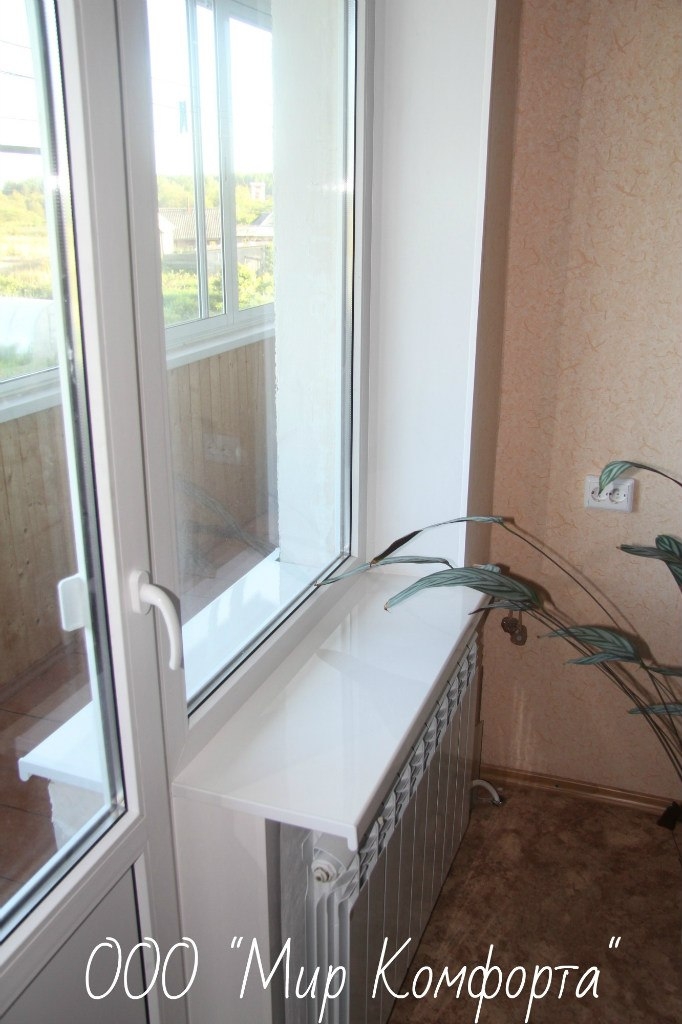 Классический балконный блок в панельном доме с подоконником Crystallit. 