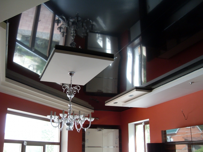 Двухуровневый потолок в сочетании конструкций из ГКЛ и натяжного глянцевого потолка черного цвета