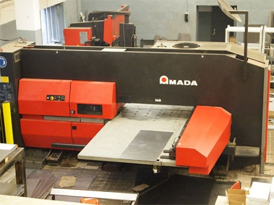 Все сборные и сварные металлоконструкции изготавливаются на современном японском оборудовании фирмы AMADA. 