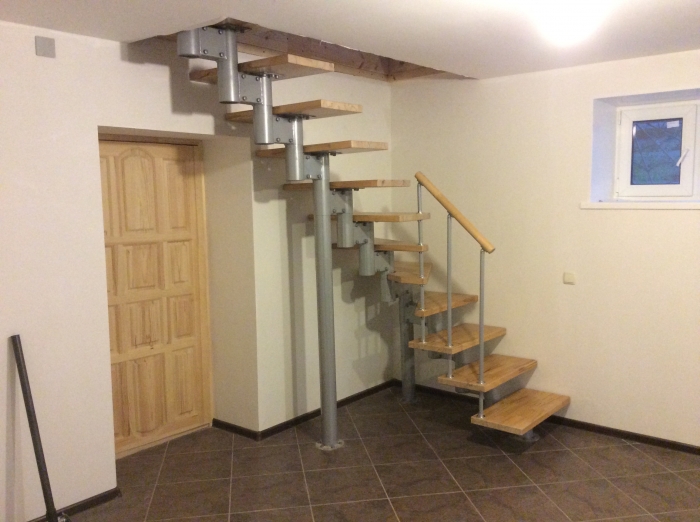 Г-образная модульная лестница из цоколя на первый этаж жилого дома