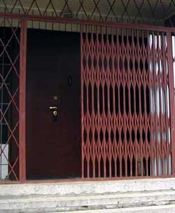 Решетки раздвижные позволяют перекрывать дверные и оконные проемы, при этом решетки быстро и удобно открываются, складываясь в одну или две стороны, не требуют места перед собой для распахивания, как двери и открывающиеся решетки.