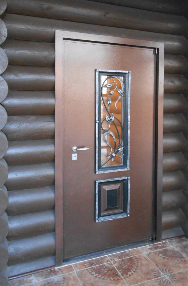 Дверь металлическая на сруб. Особая система крепежа дверной коробки.