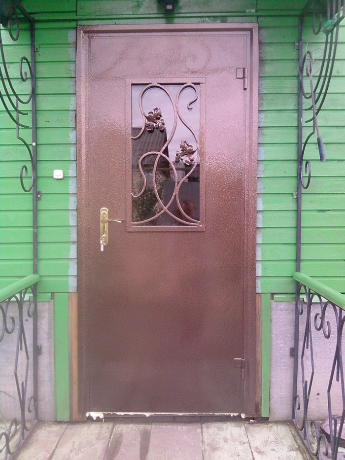 Дверь металлическая с стеклопакетом, порошковое покрытие - медь. Стоимость -17 000 руб.