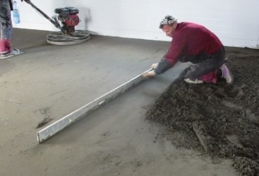 Цементно-песчаные стяжки (полусухие) по немецкой технологии, с фиброармированием, не требуют финишного выравнивания