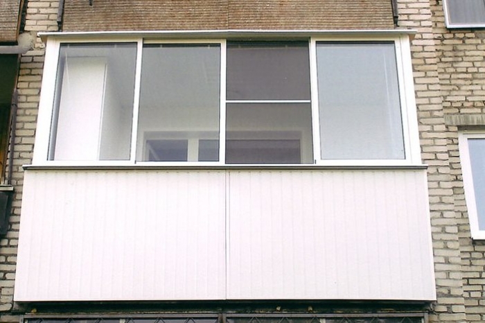 наружная отделка и остекление балкона алюминиевыми раздвижными конструкциями