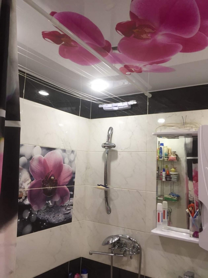 Глянцевый потолок с фотопечатью в ванную комнату,смотрится очень красиво,4 светильничка в подарок)