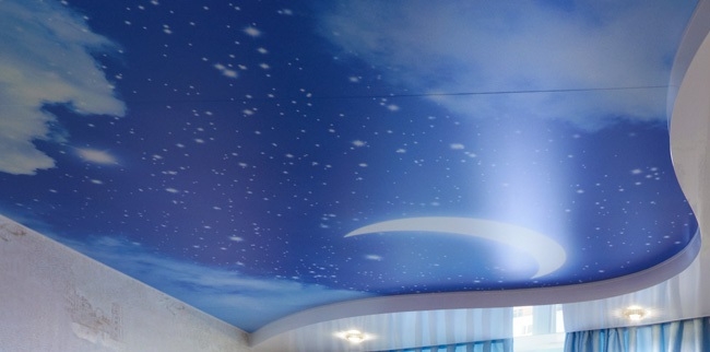Натяжной потолок от компании "Праймус".
С использованием фотопечати.