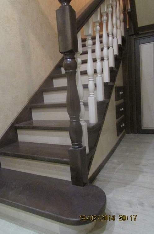Деревянная лестница с комбинацией двух цветов: темный орех и слоновая кость.