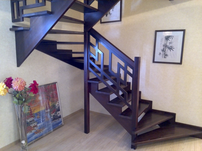 Лестница в японском стиле из массива сосны со ступенями из более твердого ясеня.