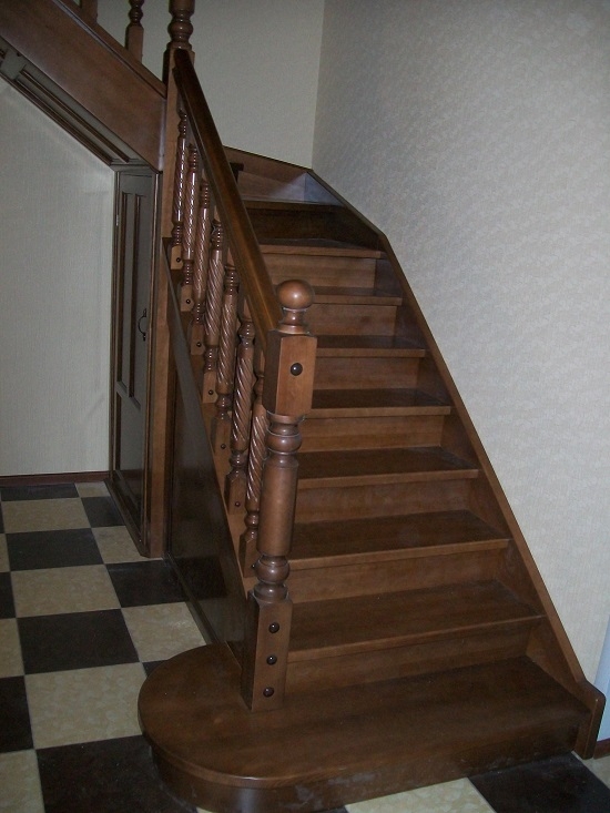 Лестница-кладовка из массива сосны