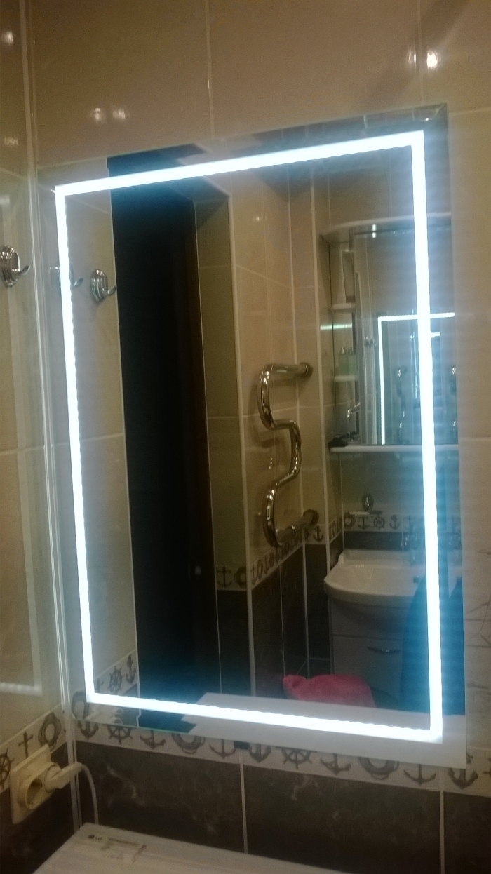 Зеркало с подсветкой для ванной комнаты