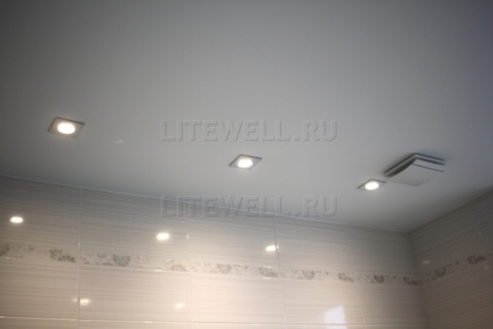 Освещение ванной комнаты и санузла. Светодиодные точечные светильники белого цвета D009S Litewell. Встроенные в натяжной потолок. Мощность 10Вт, по яркости аналоги галогенных светильников 50Вт.
