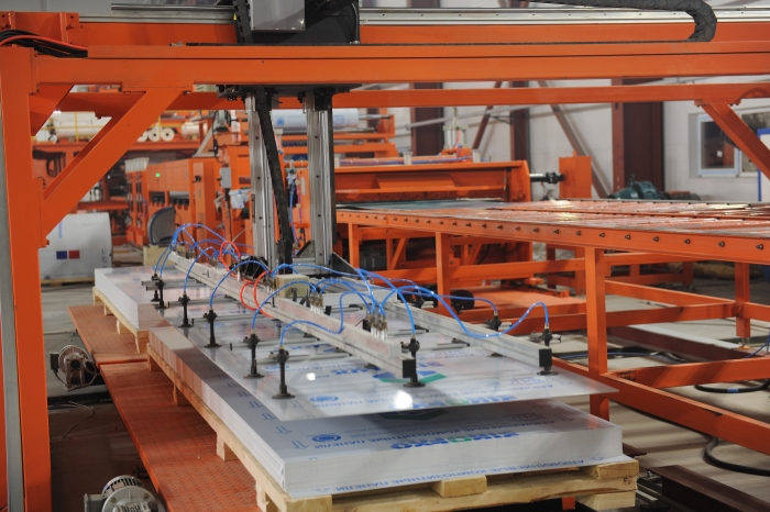 Автоматизированное производство, новейшее оборудование, производительность более 9000 м2 в сутки