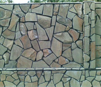 Камень песчаник серый толщиной 20 мм. Используется для отделки стен, заборов, цоколей зданий, опорных стен, террас, а так же для мощения пешеходных дорожек.