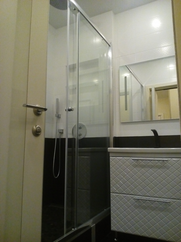 Ванная комната со встроенным тропическим душем в квартире г.Красногорск