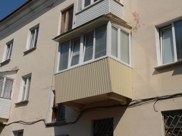 Декоративная обшивка балкона профлистом