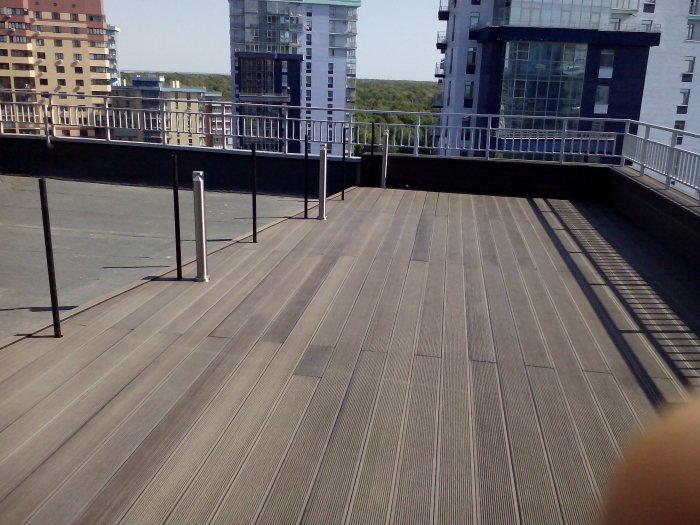 Укладка террасной доски из ДПК на балконе