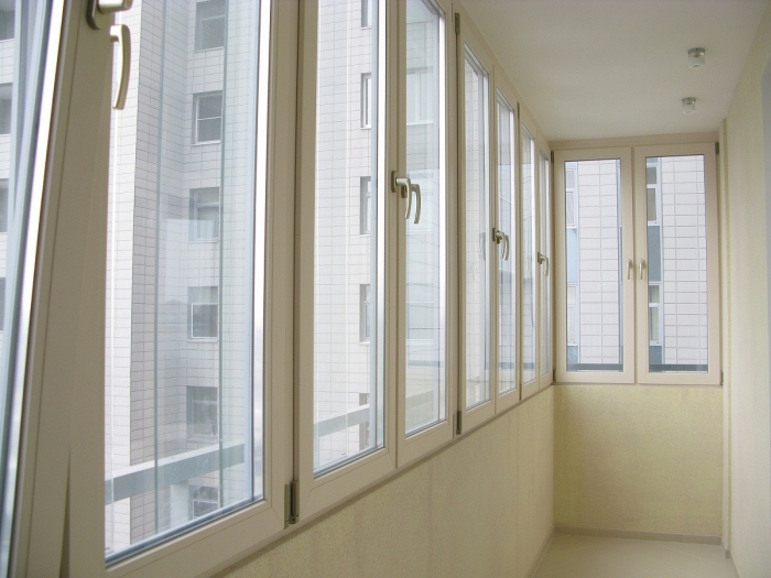 Тёплое остекление балконов пластиковыми окнами REHAU/