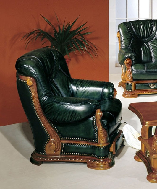 Кожаное кресло для гостиной или кабинета в классическом стиле с кожаной обивкой, в наличии в цветах: бежевый, молочный, рыжий, коричневый, бордо, зелёный. Производство Китай.  Подробней на сайте https://mebelm-spb.ru/catalog/myagkaya_mebel/kozhanye_kresla/