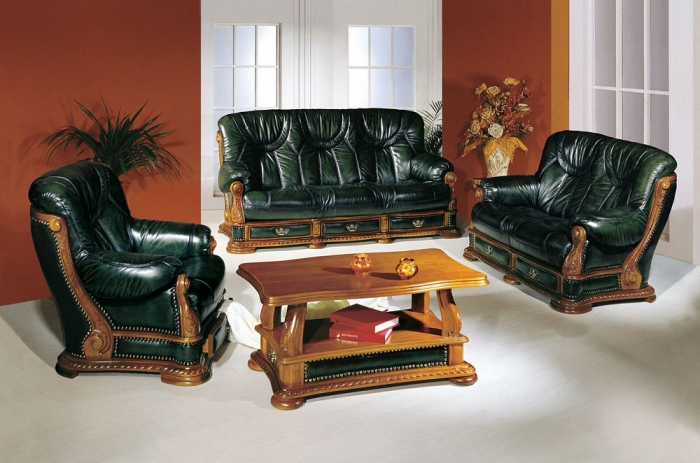 Кожаный диван для гостиной или кабинета в классическом стиле с кожаной обивкой, в наличии в цветах: бежевый, молочный, рыжий, коричневый, бордо, зелёный. Производство Китай.  Подробней на сайте  https://mebelm-spb.ru/catalog/myagkaya_mebel/kozhanye_divany/