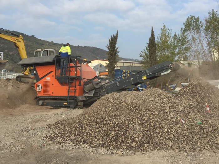 Щековая дробилка SEBA LITE TRACK 70-40 используется для работ по измельчению строительных отходов, кирпичей, камней, мрамора, песчаника, известняка, армированного бетона и пр.