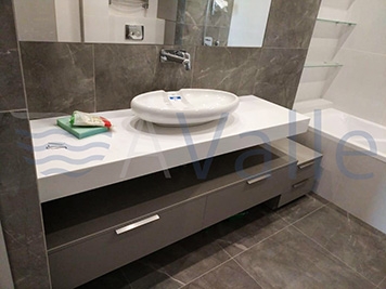 Модульная мебель для ванной комнаты со столешницей на заказ. Материалы исполнения: AGT