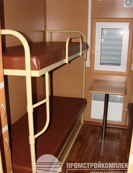 Интерьер жилого вагона на санях на 8 человек. Двухъярусные кровати.	
