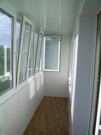 Остекление балконов и лоджий. Высококачественная установка пластиковых окон с последующим сервисным обслуживанием.
