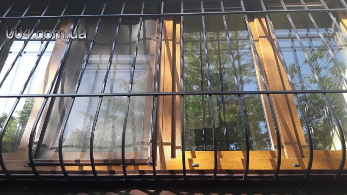Решетка металлическая на лоджию Кривой Рог
Простая выпуклая металлическая решетка из квадрата 12 мм. Установлена на окна лоджии первого этажа. Цвет черный. Без ковки