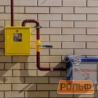 Газовый счетчик на фасаде дома в Ленинградской области
