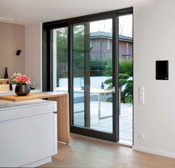 Системы раздвижных дверей-окон вписываются в проемы любого размера и конфигурации. Секции движутся легко, и в открытом виде обеспечивают максимальный приток света.