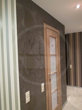 Аккуратно выполненная подготовка стен позволяет идеально наклеивать обои с вертикальными полосами.