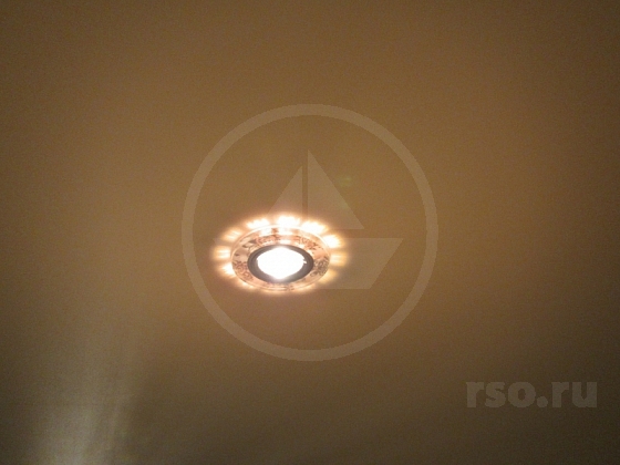 Подсветка в натяжном потолке намеренно сделана с эффектом просвечивания, что придаёт особый шарм лучевой осветительной группе.