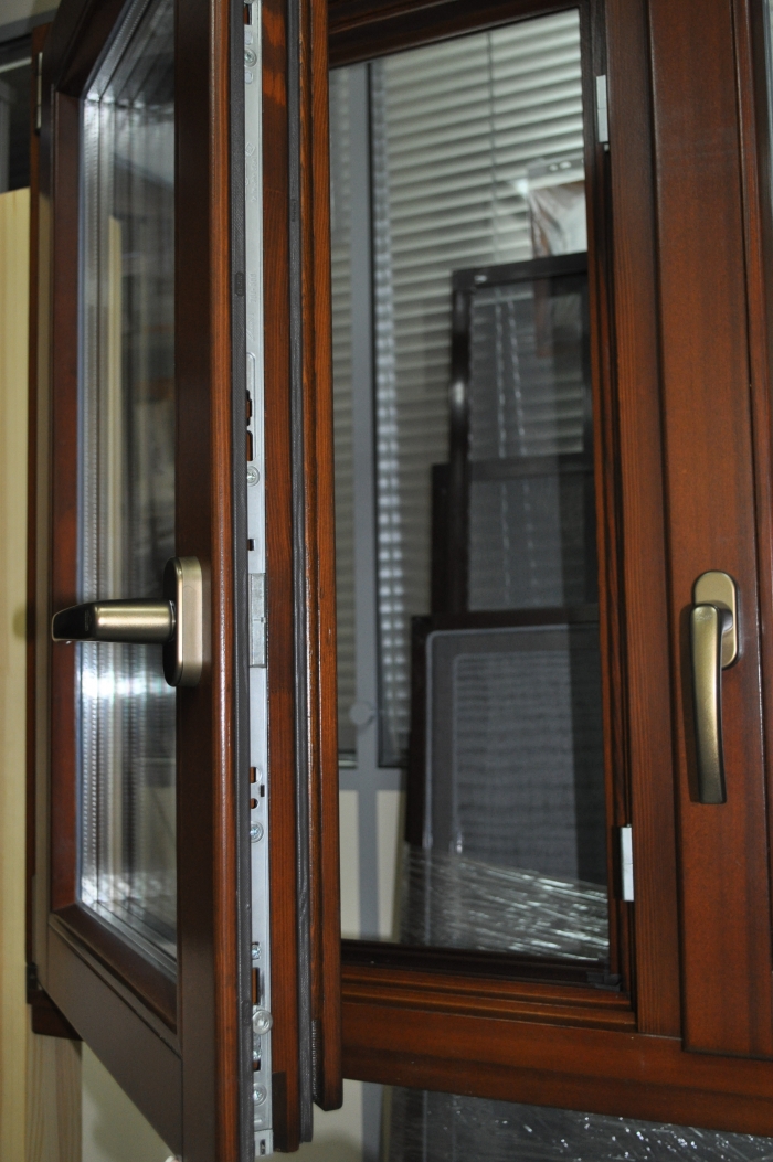 Деревянное окна из лиственницы высшего сорта. Образец в офисе г. Троицк.