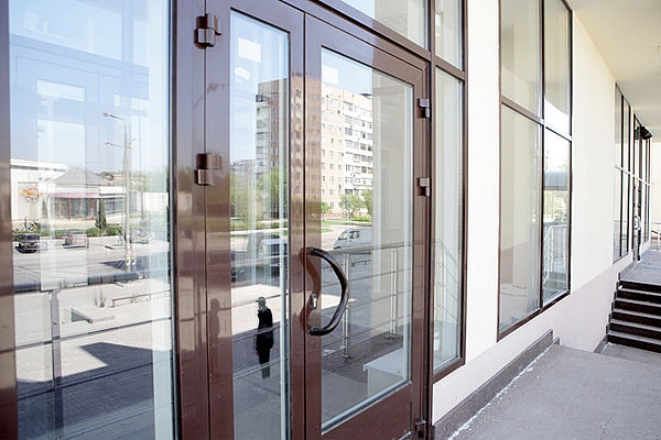 Двери алюминиевые
Главным достоинством наших алюминиевых дверей является постоянство геометрического размера, что выгодно отличает их не только от деревянных, но и от пластиковых дверей. Двери из алюминия не подвергаются температурной и механической деформации, поэтому могут выдержать гораздо более серьезную нагрузку, что очень важно при активной эксплуатации – к примеру, торговых центрах и офисных зданиях, а так же в других общественных помещениях.
