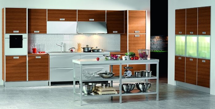 Кухня в современном стиле Аттика
Модель «Аттика» является ярким примером высокотехнологичной кухни 21 века. Изящная алюминиевая рамка делает эту кухню легкой и современной. 